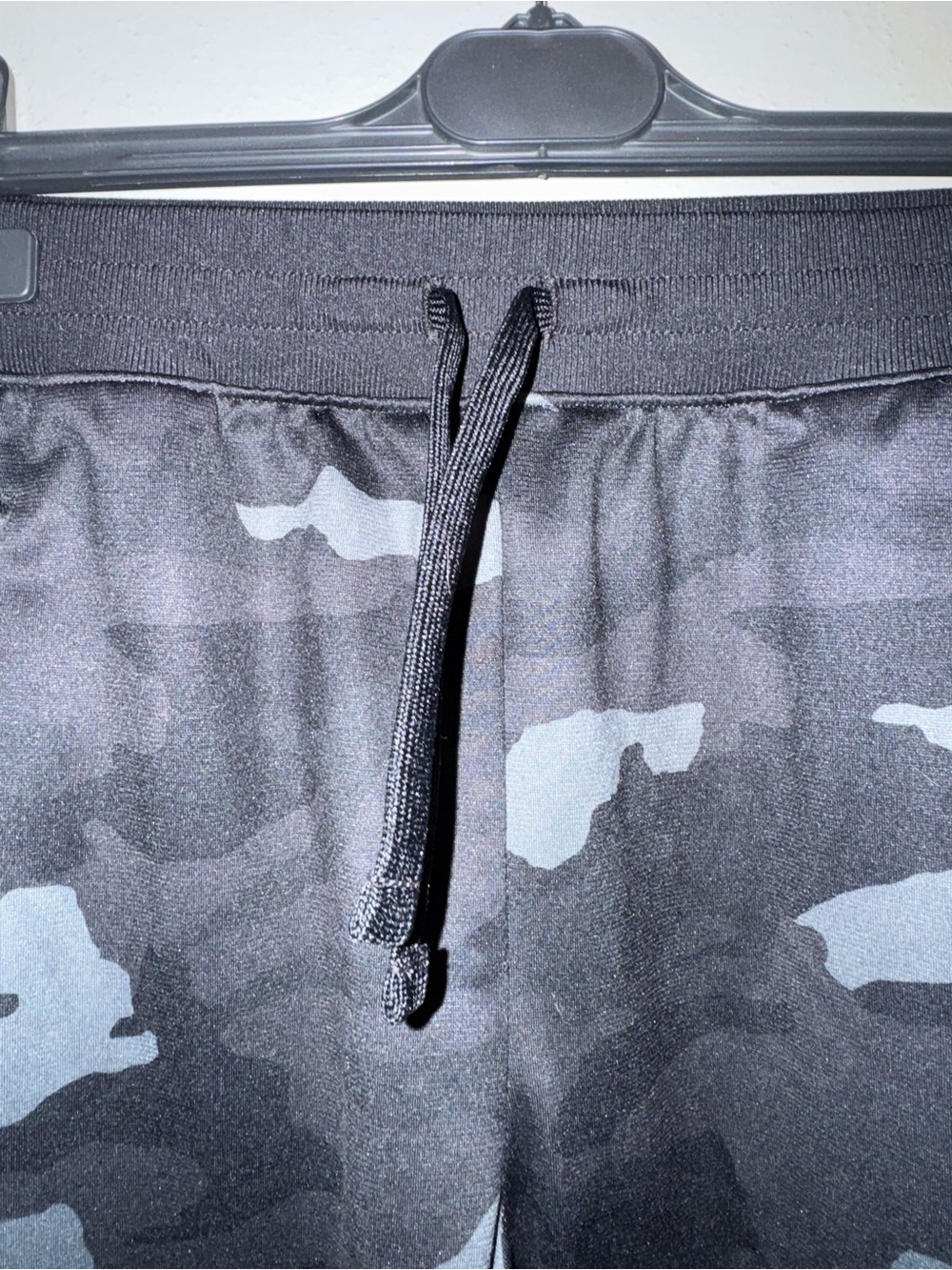 Under Armour Black Sweatpants with Red Logo Black Camo Joggers Size Youth Large - Picture 5 of 15